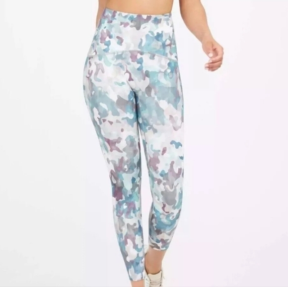 Spanx Booty Boost Active Athletic Crop Printed Camo Blue Pink Multi Medium - Picture 4 of 13